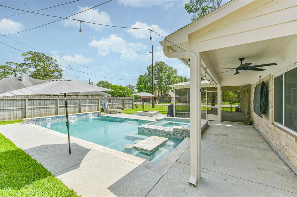In-pool seating with table—perfect for poolside snacks!