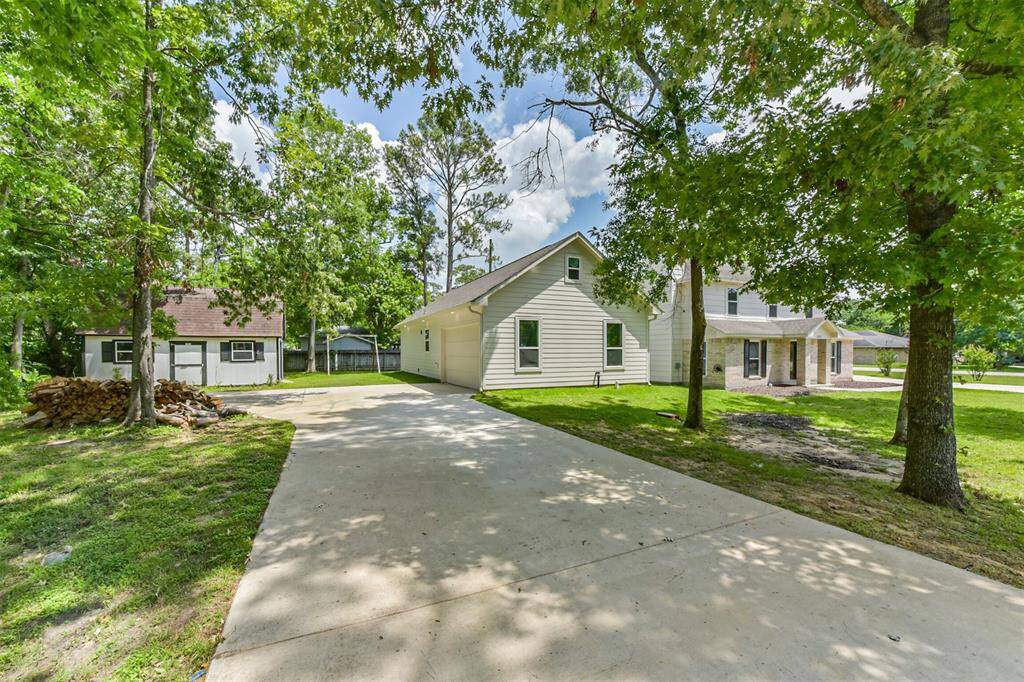 980 sqft guest house with 2-car garage—great for visitors or rental