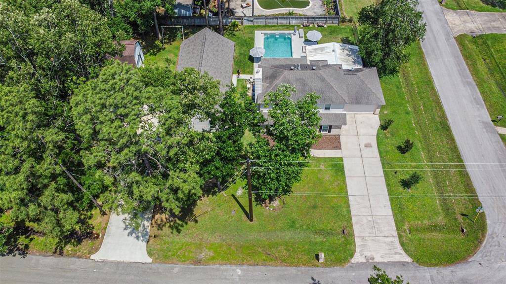 Located on a peaceful peninsula on Lake Houston