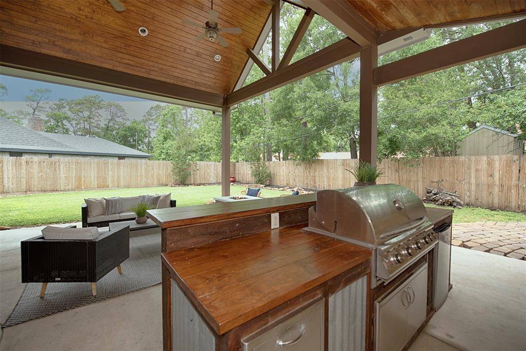 Fabulous grill and there is a warming drawer and even has a mini fridge.