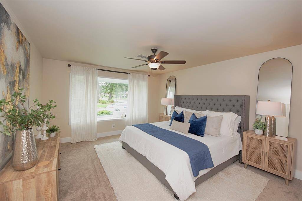 Huge primary suite with plenty of room for your king sized furniture and even space for a sitting area.