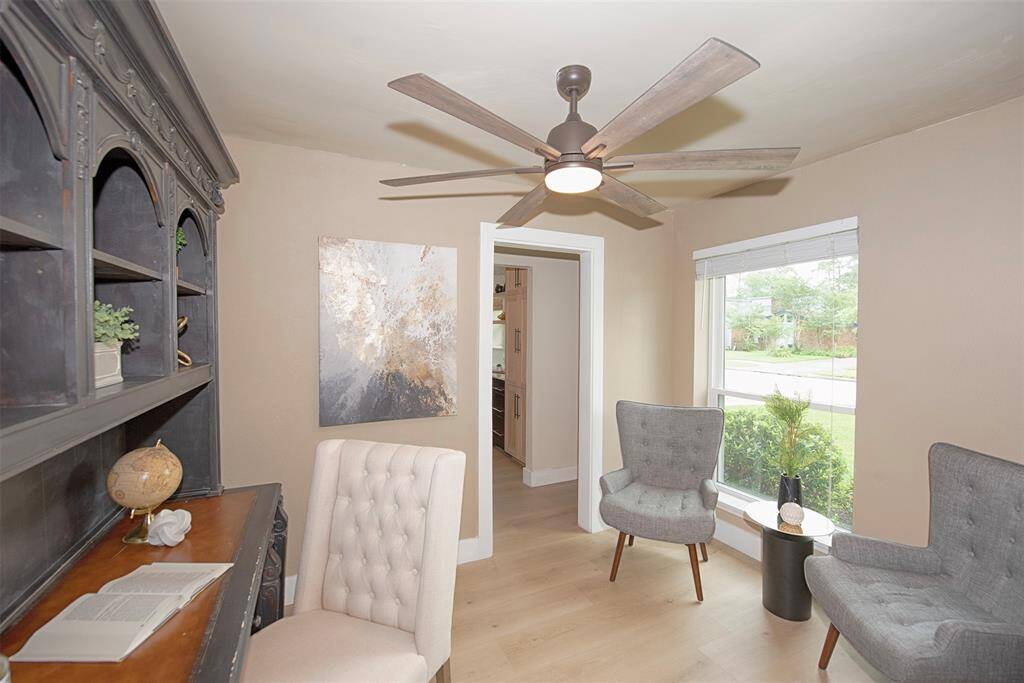 Fabulous study area which is perfection for your home office.  Study also provides easy access to the kitchen.