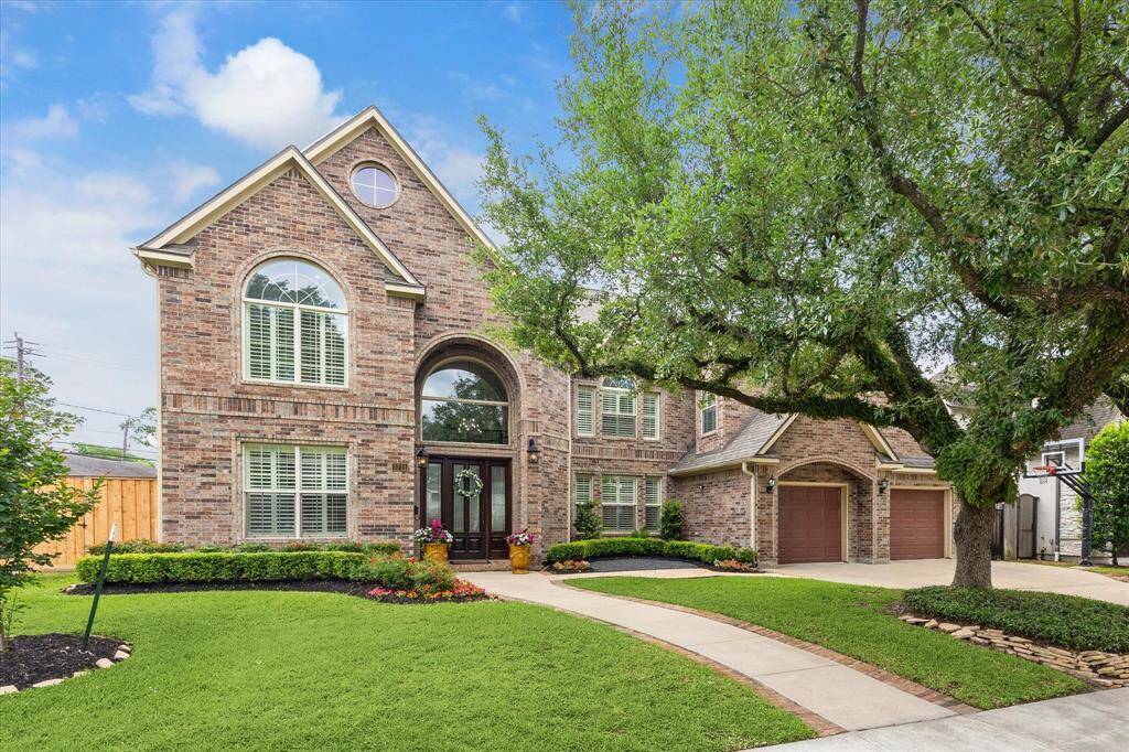Welcome to 3711 Drake, an elegant and beautifully designed classic Houston home on over a 13,000 sq ft lot in Sunset Terrace.