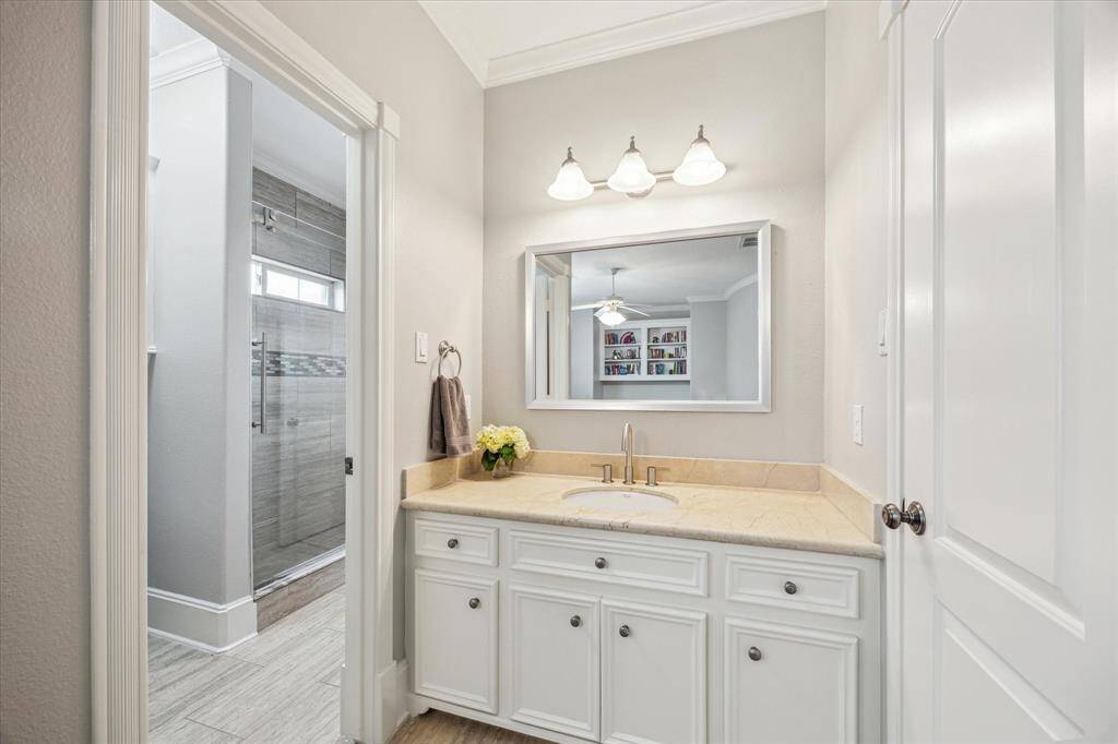 2nd bedroom Hollywood bath separate vanity area.
