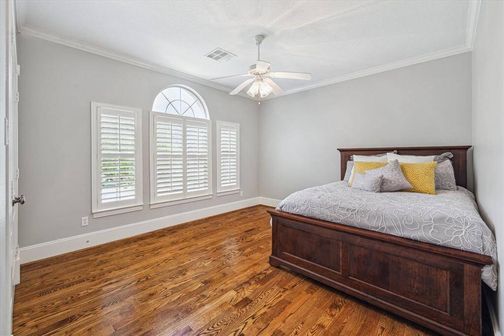 4th bedroom, high ceilings, arched window located off game room area.