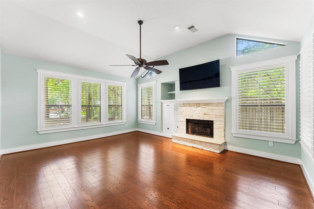 Step into the large yet so cozy living room with windows on 3 sides.