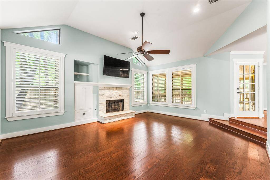 Step into the large yet so cozy living room with windows on 3 sides.