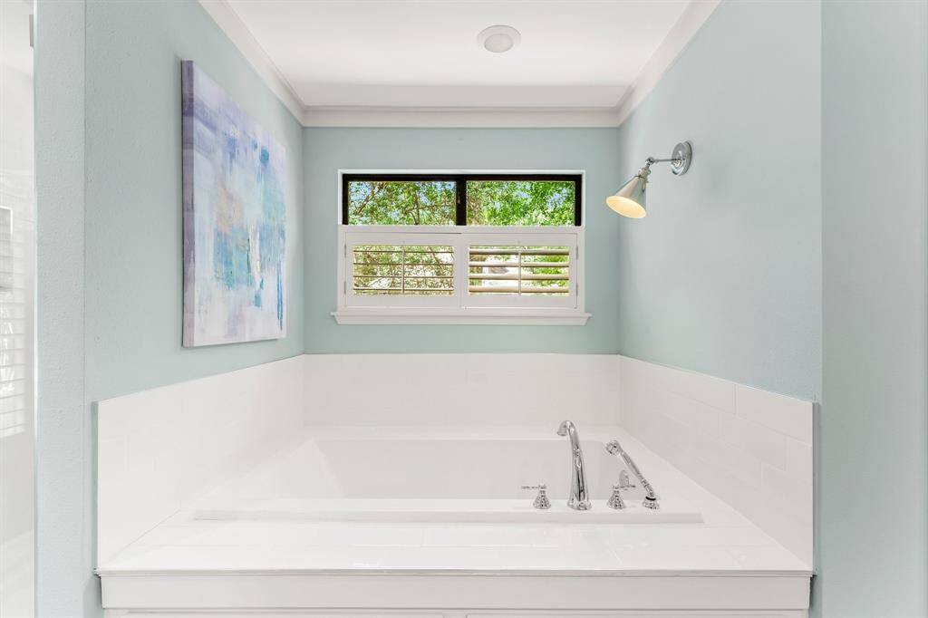 Enjoy the spa like soaking tub.