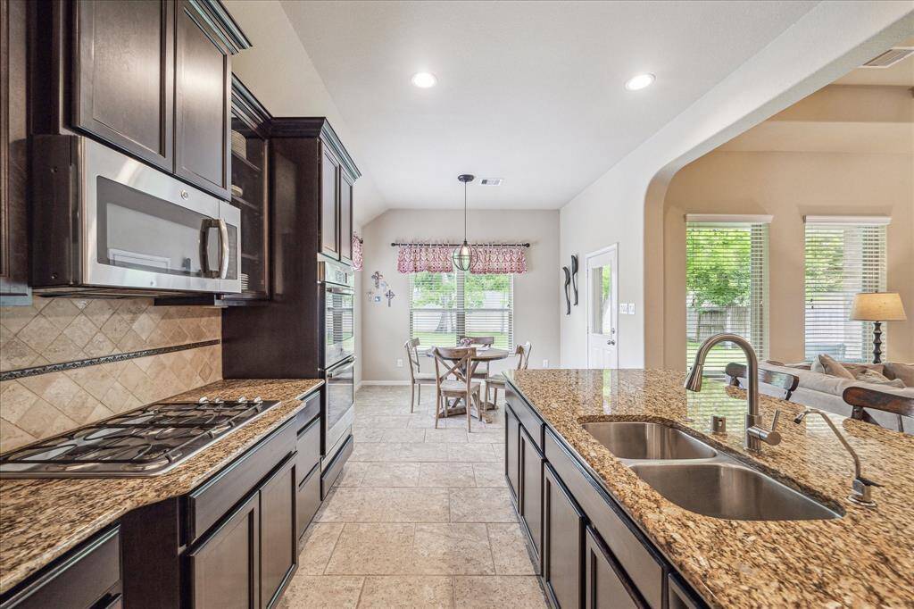 Whether you’re whipping up a quick snack or trying out a new recipe, this kitchen has everything you'll need with ample cabinetry, an oversized island, a walk-in pantry, sleek stainless steel appliances and plenty of room for your sous chef and cleanup crew.