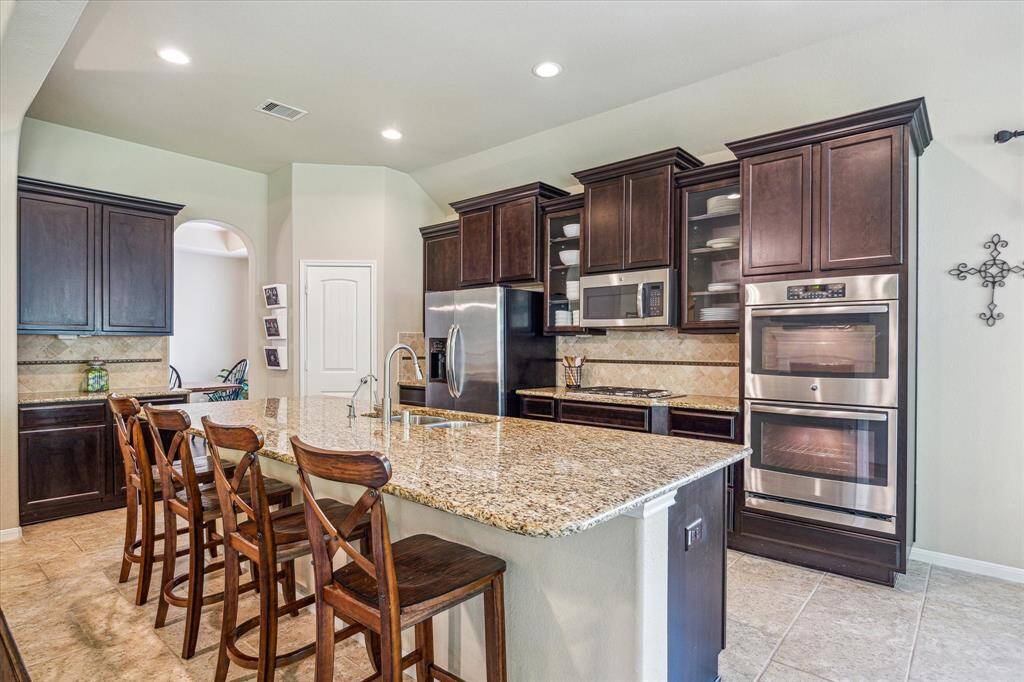 Skip the takeout and enjoy cooking at home in this fully loaded kitchen. With ample countertop space for meal prep, sleek stainless steel appliances, and plenty of cabinetry for all your kitchen essentials, it’s as functional as it is stylish.