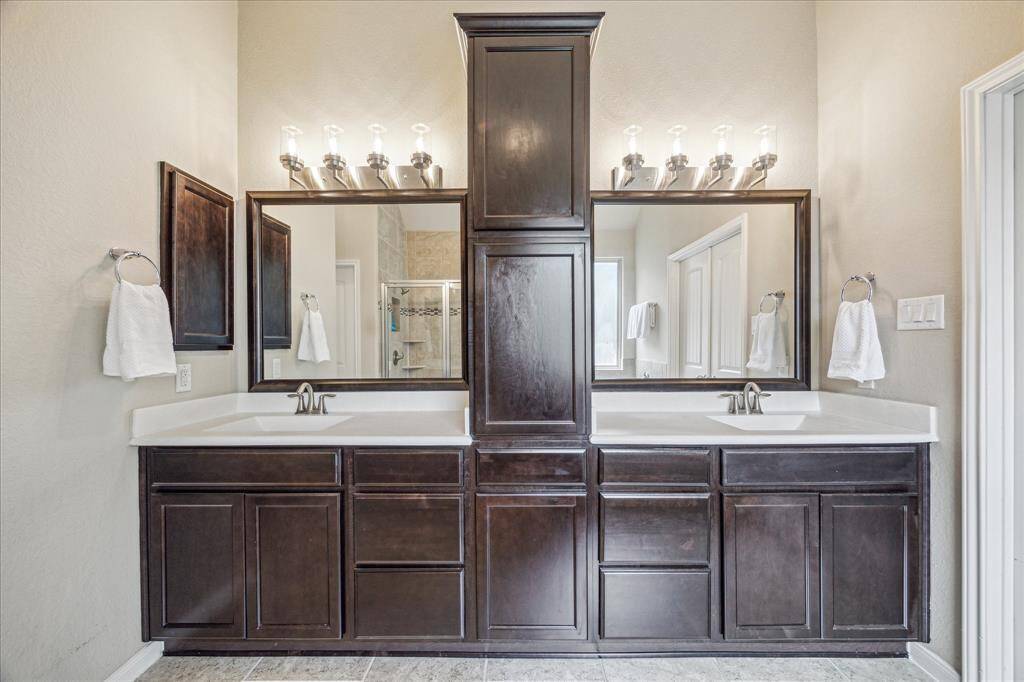This thoughtfully designed vanity makes sharing a breeze, with an expansive dual sink layout, oversized drawers for extra storage, a built-in medicine cabinet, and twin mirrors with stylish lighting.