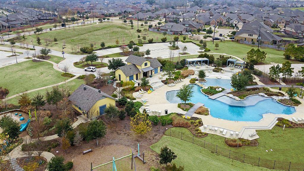 Sawmill Lake Club is a Sienna favorite. This club house offers a state of the art fitness center with group classes, a sparkling pool, playground area, picnic areas, a volleyball court, and more, all with stunning views of Sawmill Lake.