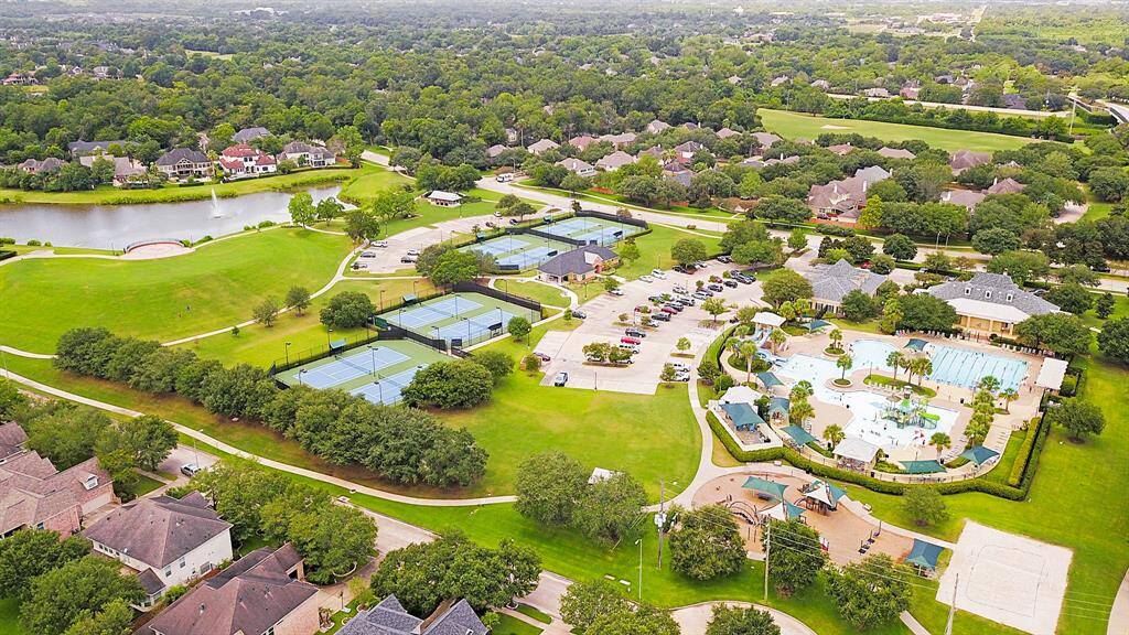 Sienna is a beautiful community with friendly neighbors and amazing resort-style amenities. Find golf, tennis, pro-shop, and dining. You’ll find pools & splash pads, parks & playgrounds, dog parks, an amphitheater, event lawns & patios, ballroom facilities, a fitness center, scenic lakeside trails, and so much more. This list goes on and on.