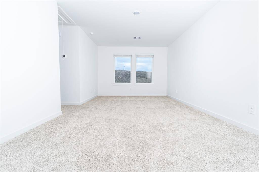 Flex/Game room upstairs. Perfect for entertainment.