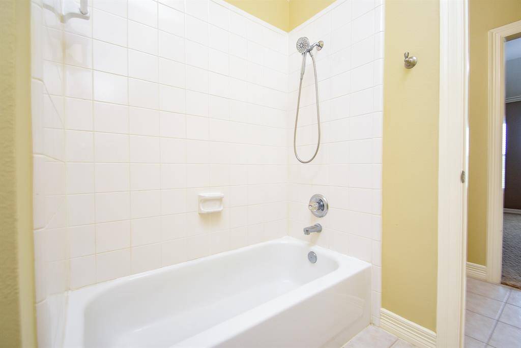 Hollywood bath between bedroom 2 and 3.