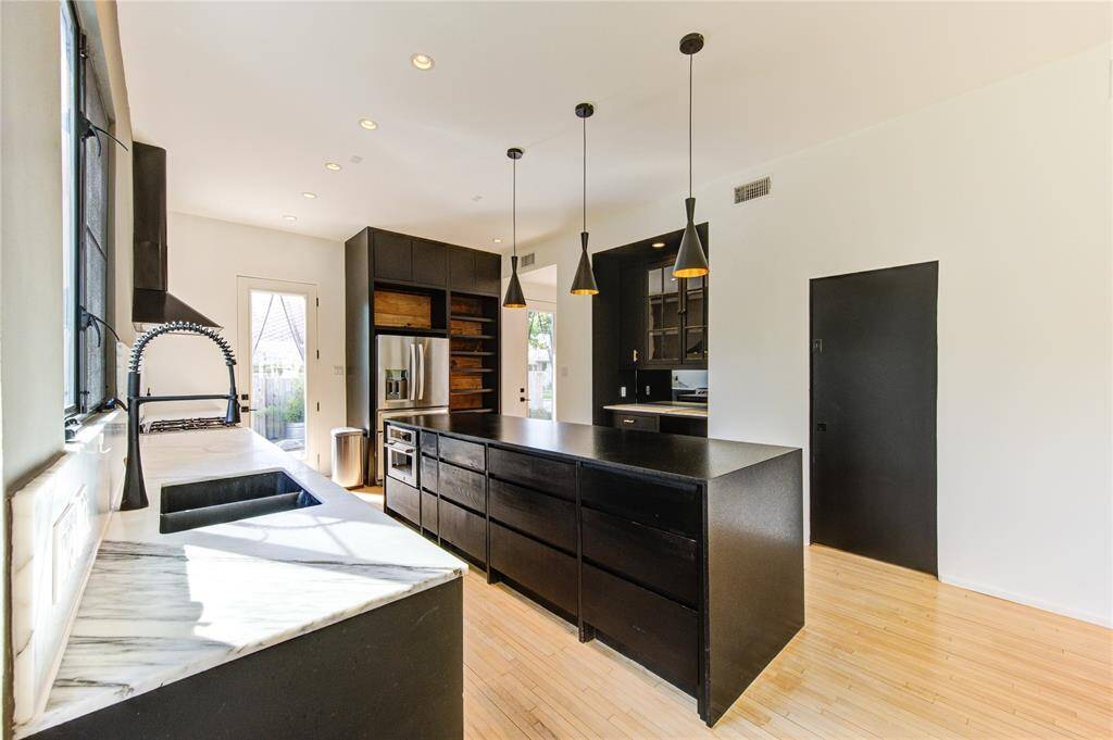 This kitchen features a stunning blend of natural elements and colors, offering a perfect balance of style and functionality.