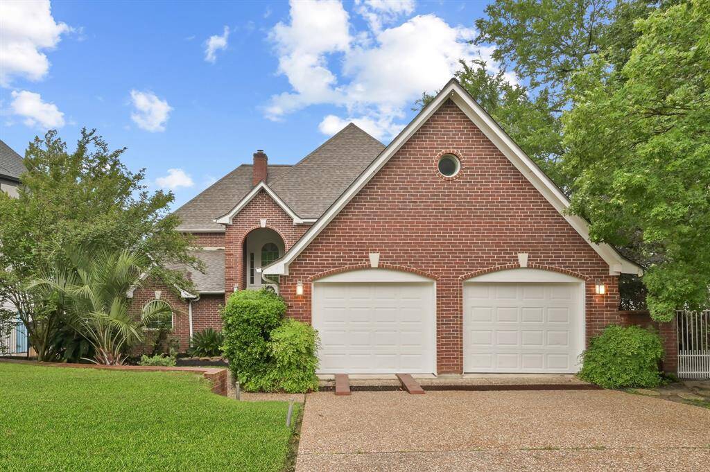 Double car garage plus an additional garage on the second lot.