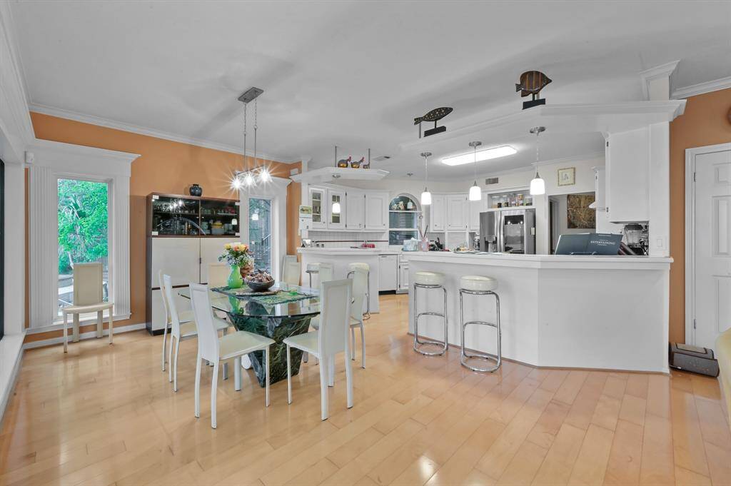 Dining area looking back to the kitchen