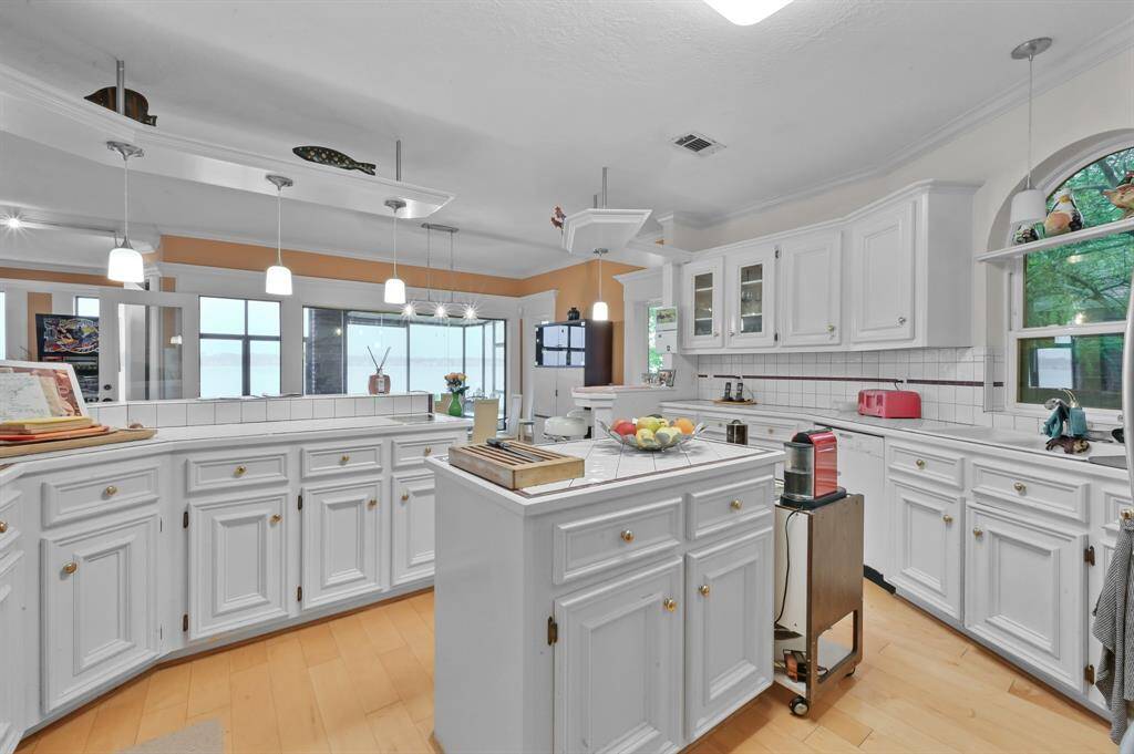 Lots of cabinet space in the kitchen