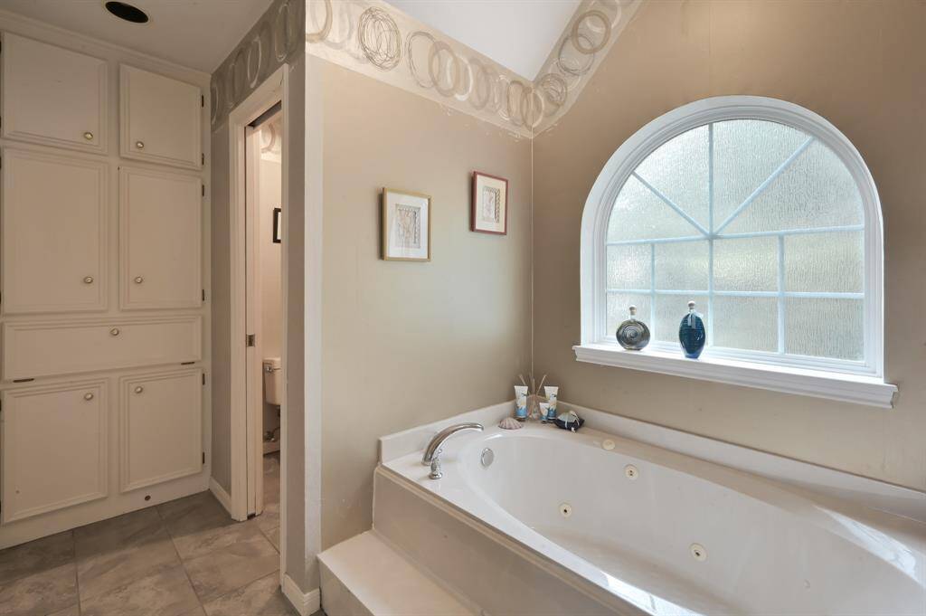 Jetted tub