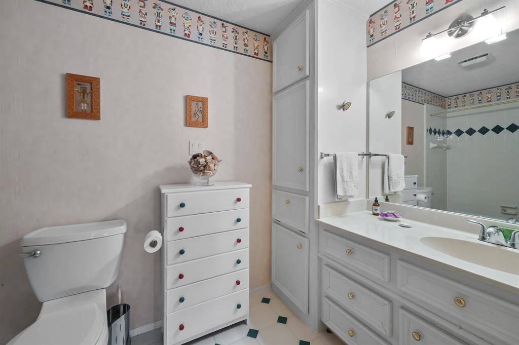 Ensuite bath with 4th bedroom