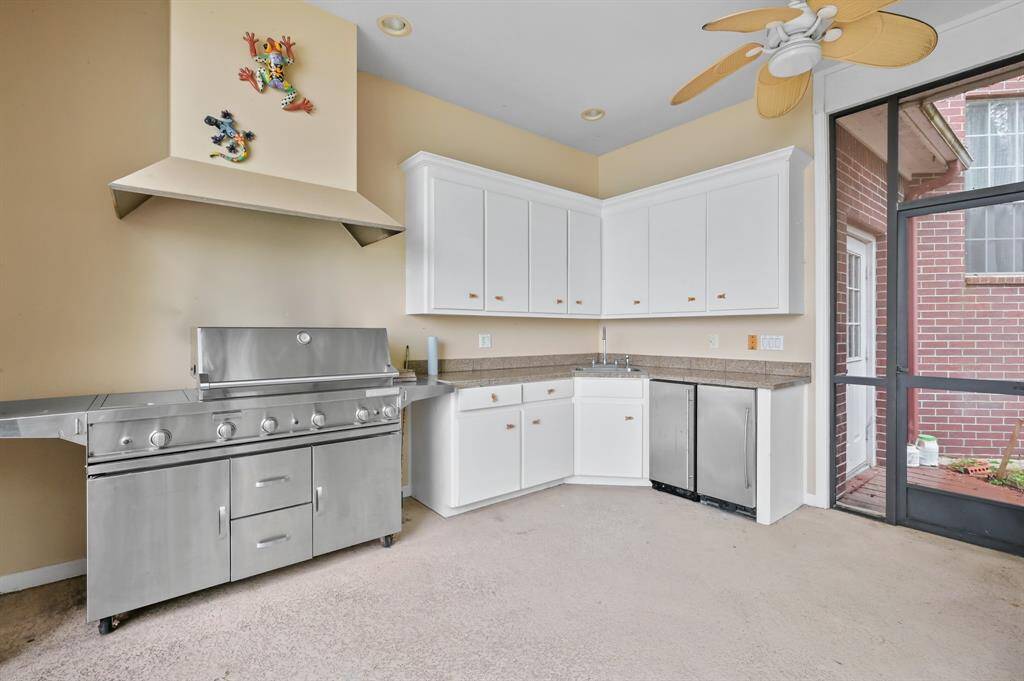 Summer kitchen, screened