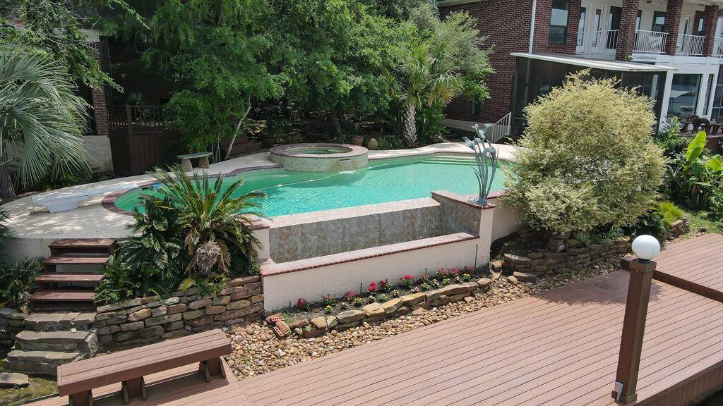Infinity edge pool, great location for outdoor parties