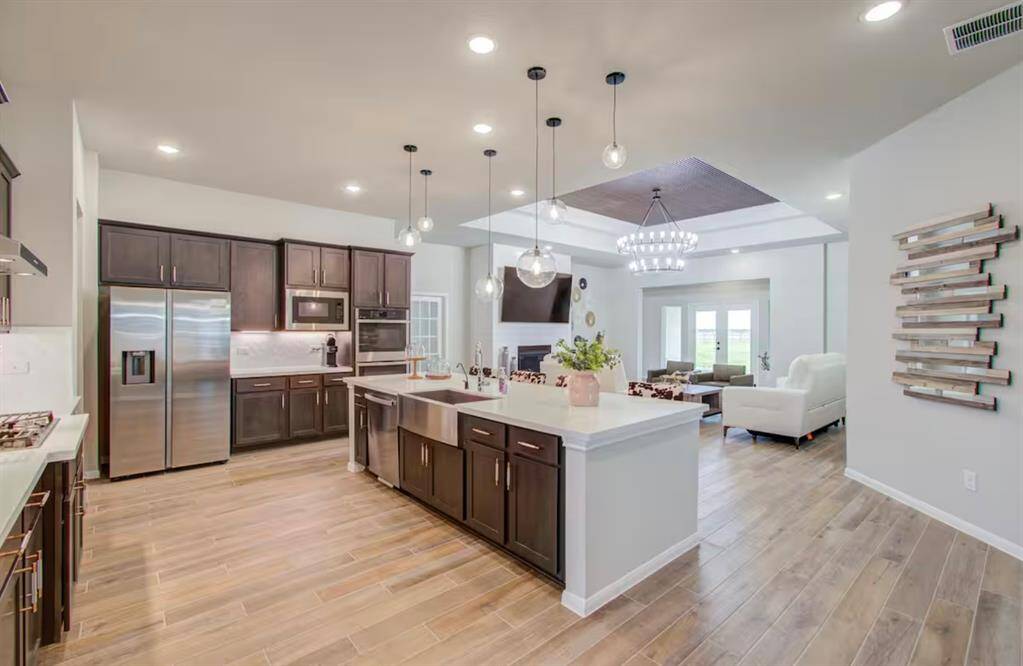 The focal point is a sleek island thatnot only provides additional counterspace but also serves as a casualgathering spot.