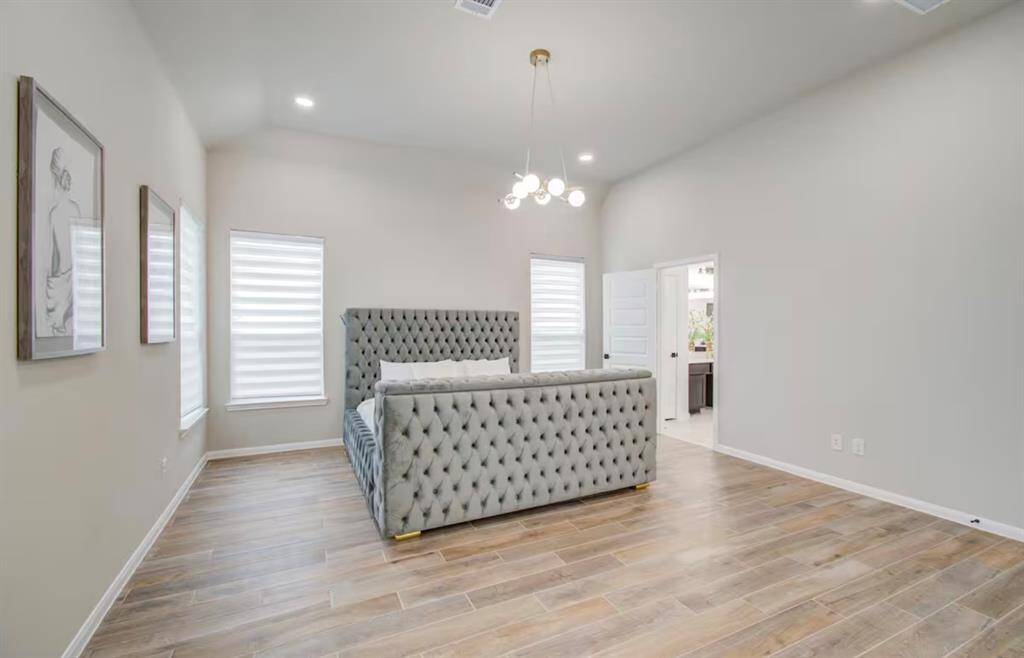 Beautiful floors underfoot add a touch of luxury,creating a warm and invitingatmosphere that extends throughoutthe space.
