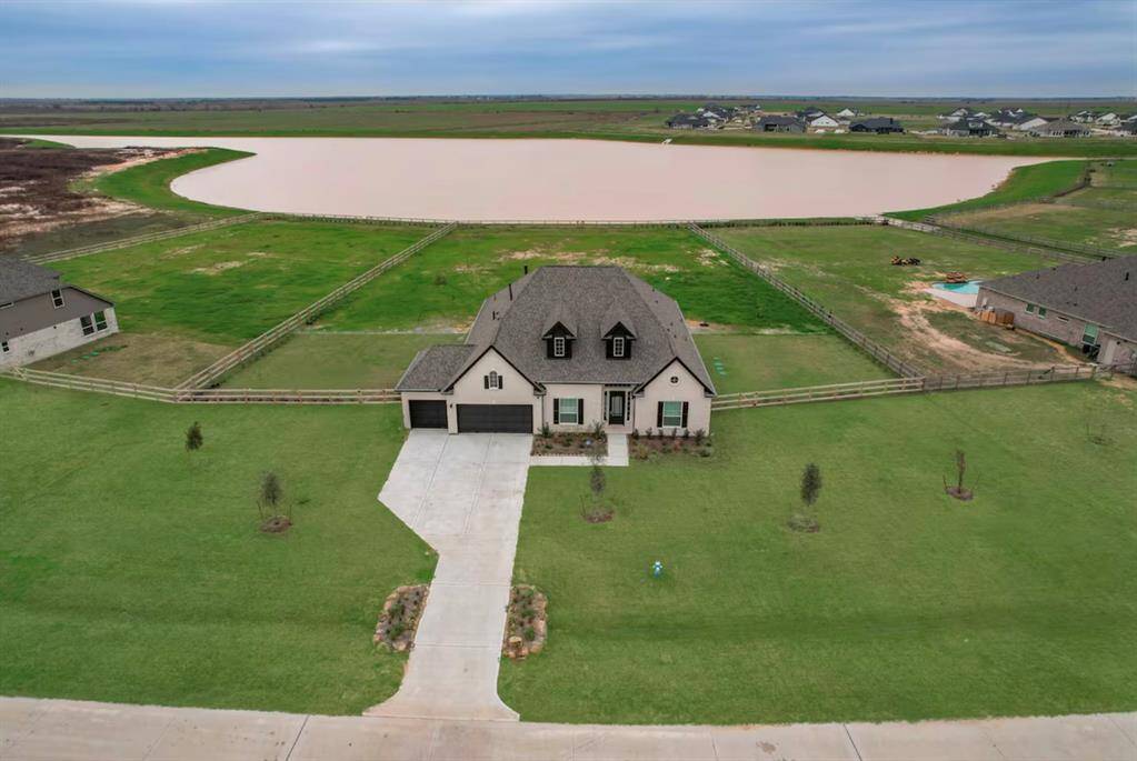 Welcome to 4020 Edgewater Terrace Lane!