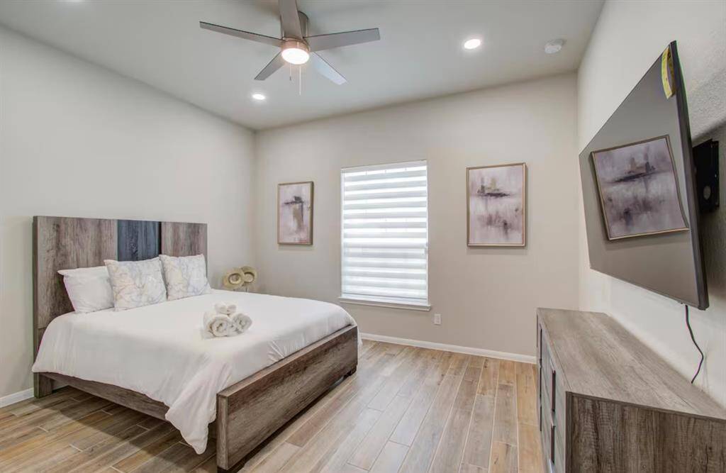 Secondary bedroom features awindow and ceiling fan.