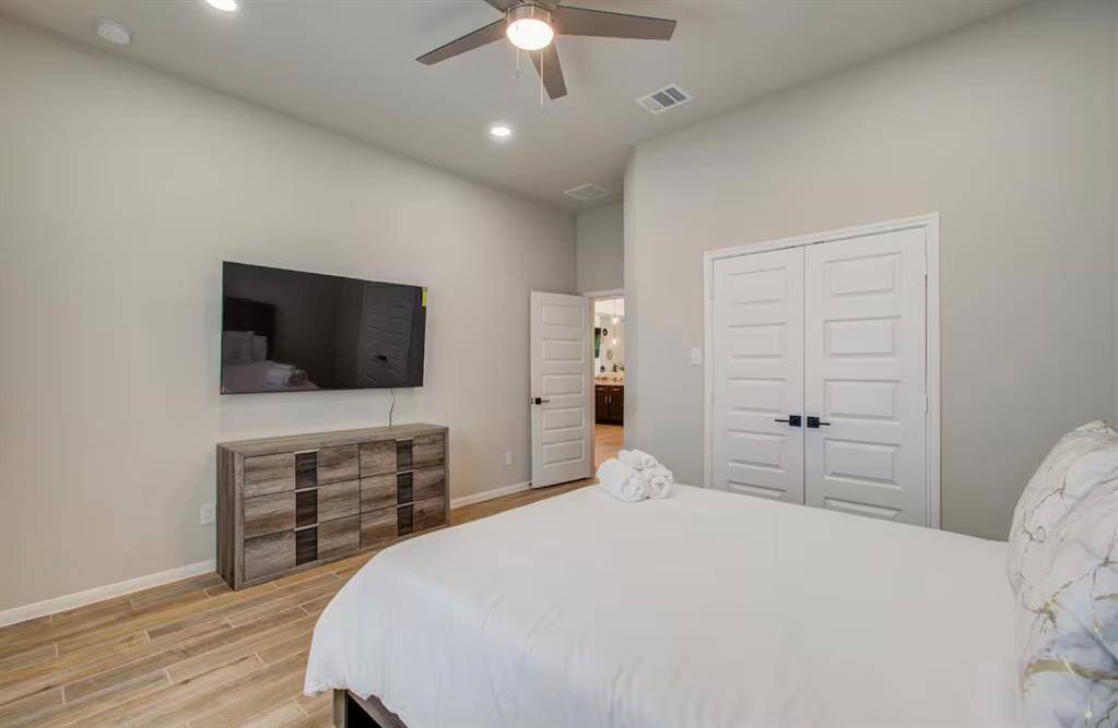 Secondary bedroom features awindow and ceiling fan.