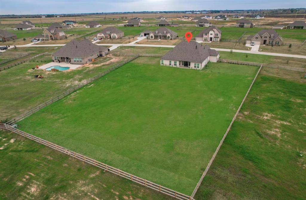 Come and see this spaciousbackyard!
