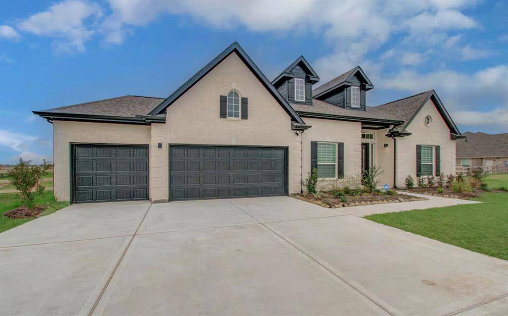 There is plenty of parking space and a 3 car garage!