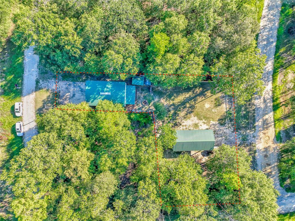 25 x 40 METAL BUILDING ON 4 FENCED LOTS
