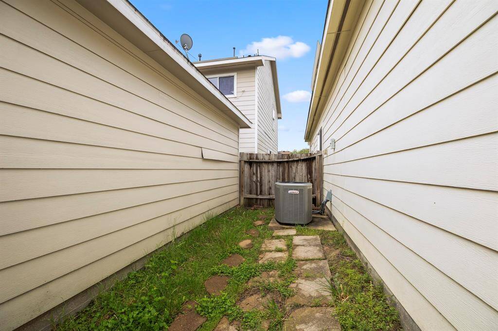 The small side yard area offers a private outdoor space, perfect for a small garden, outdoor seating, or simply enjoying the fresh air. It’s a low-maintenance spot that adds to the home’s charm without requiring much upkeep.
