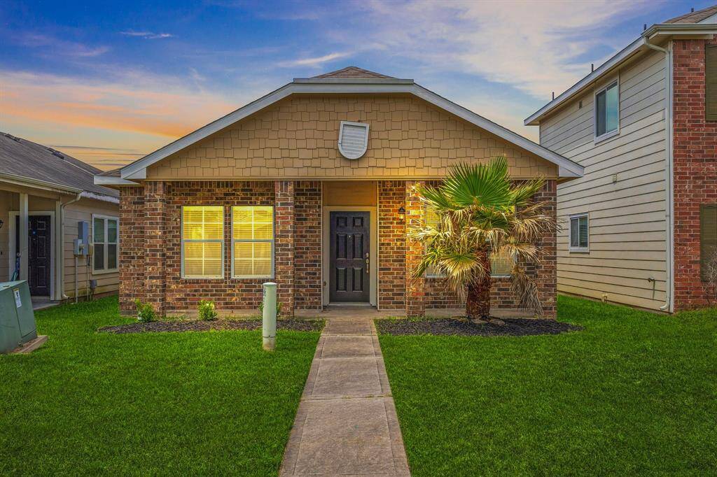This home is located DIRECTLY ACROSS from the neighborhood park!!!