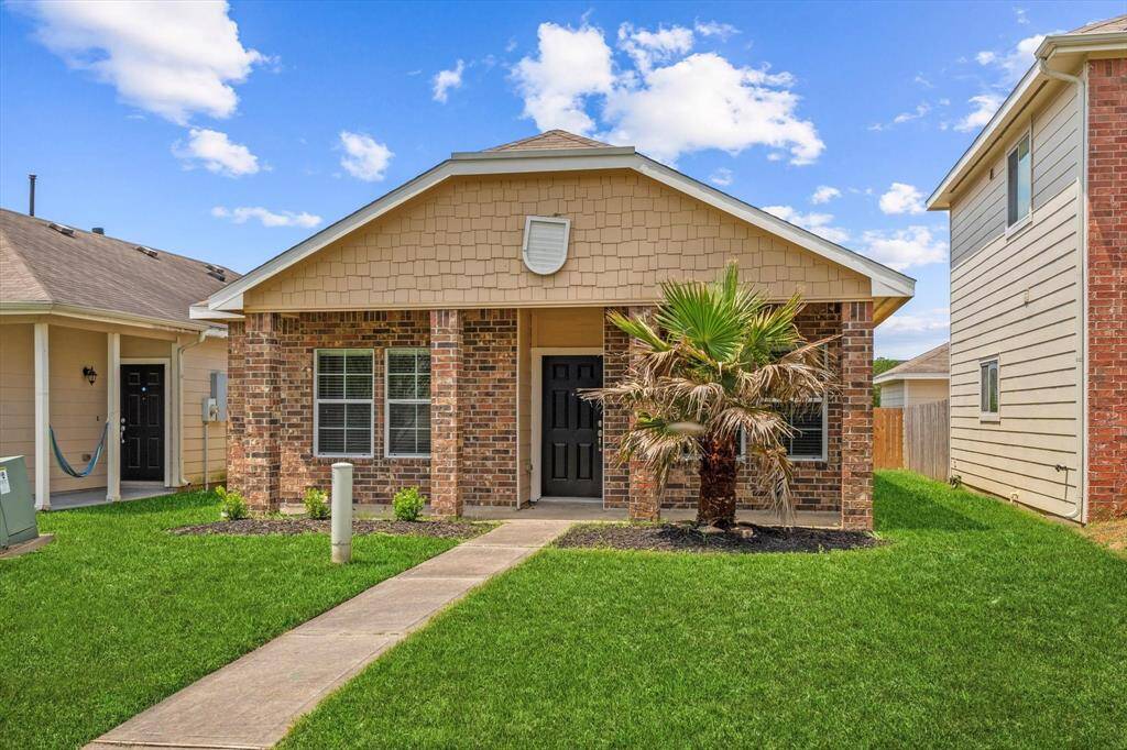 Welcome home! Talk about curb appeal.
