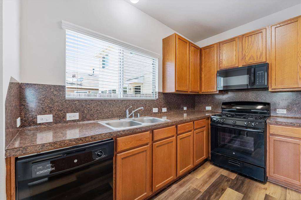 Tons of storage space and matching appliances!