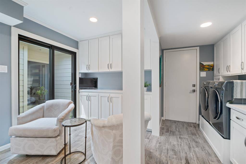 The cozy breakfast nook offers a bright and inviting space, with easy access to the atrium for a seamless indoor-outdoor feel. It’s the perfect spot to enjoy your morning coffee while soaking in natural light.