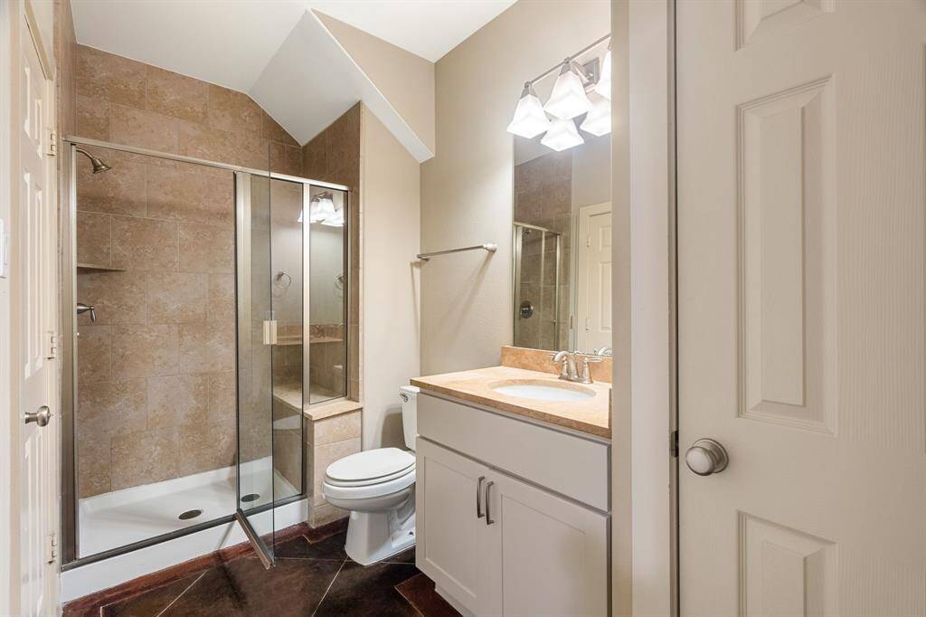 Full bathroom Downstairs shared by the 2 bedrooms