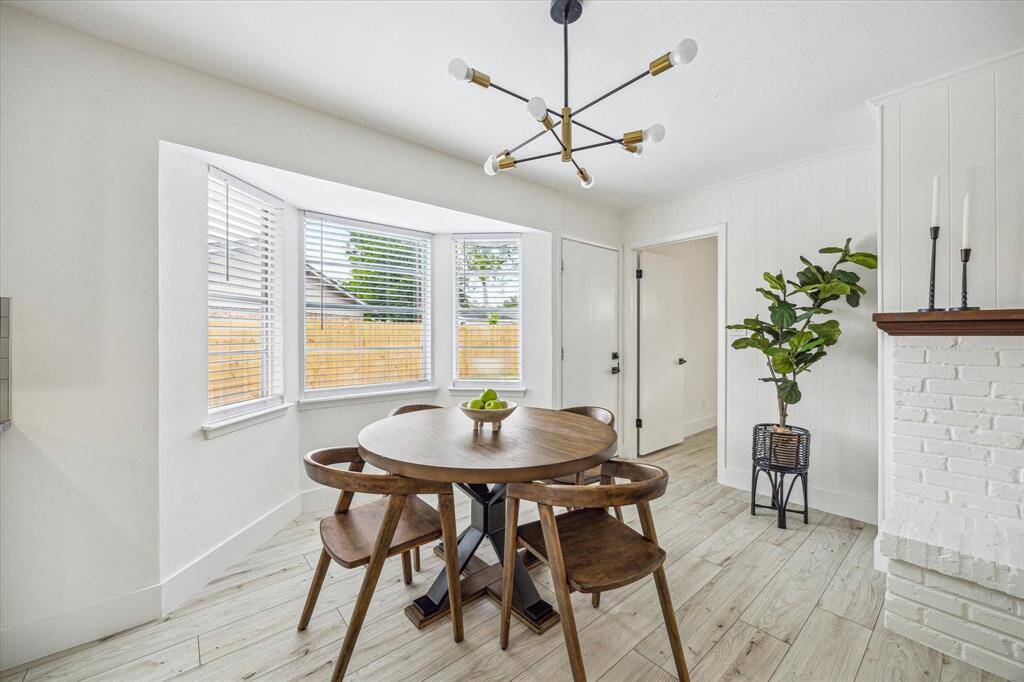 Bathed in natural light from charming bay windows, the breakfast area offers an open connection to both the kitchen and living room, creating an airy and welcoming space.