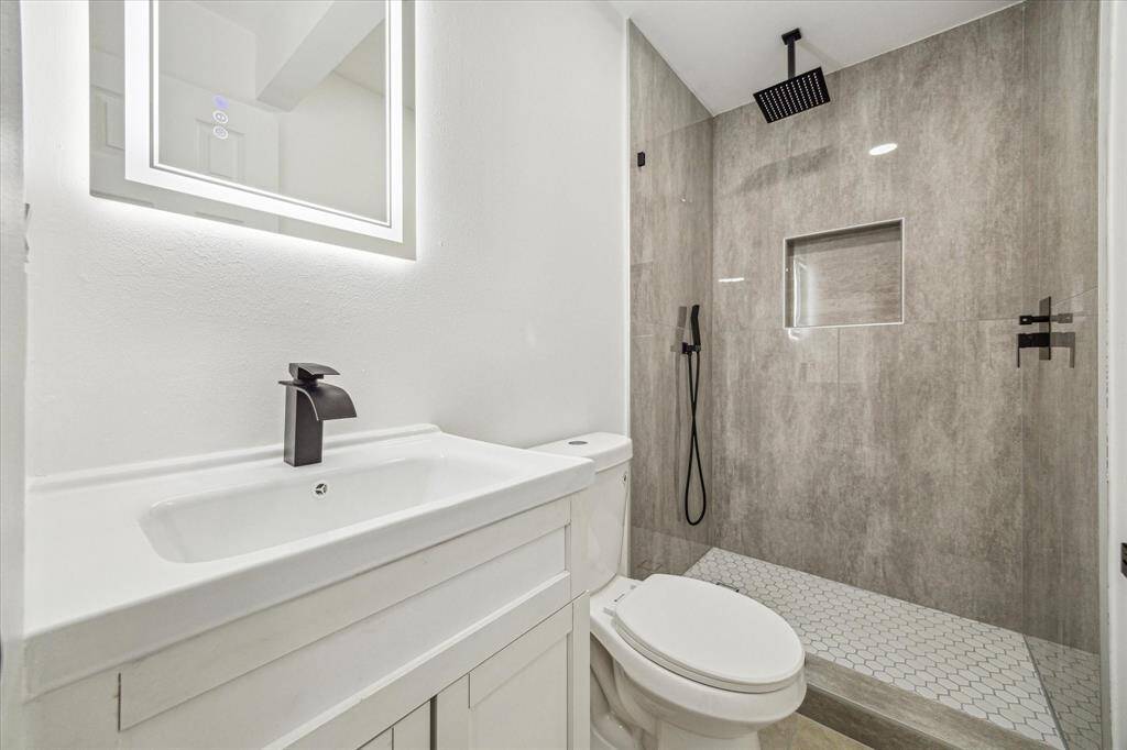 Guest en-suite bath