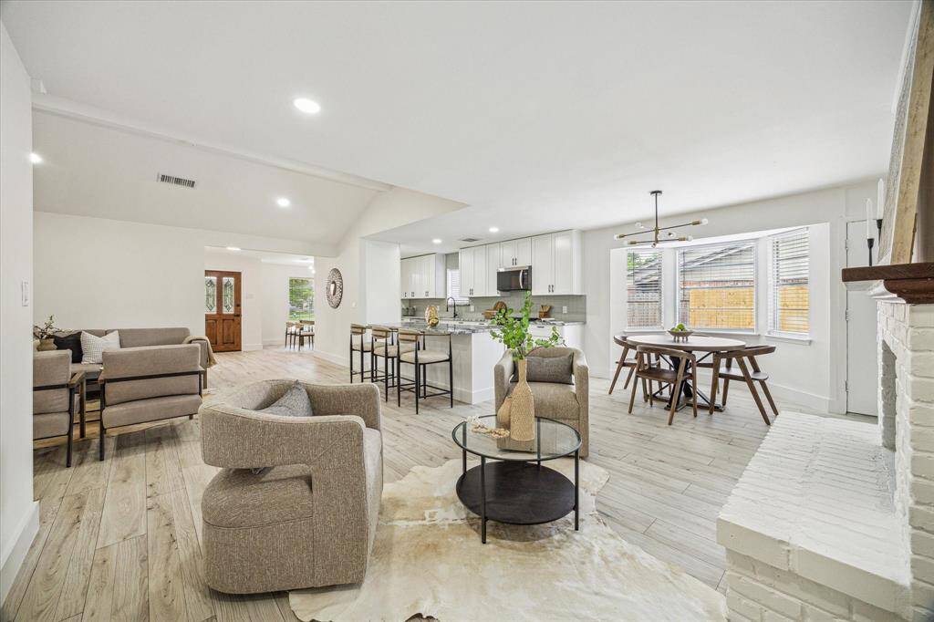 Alternative view of the living room