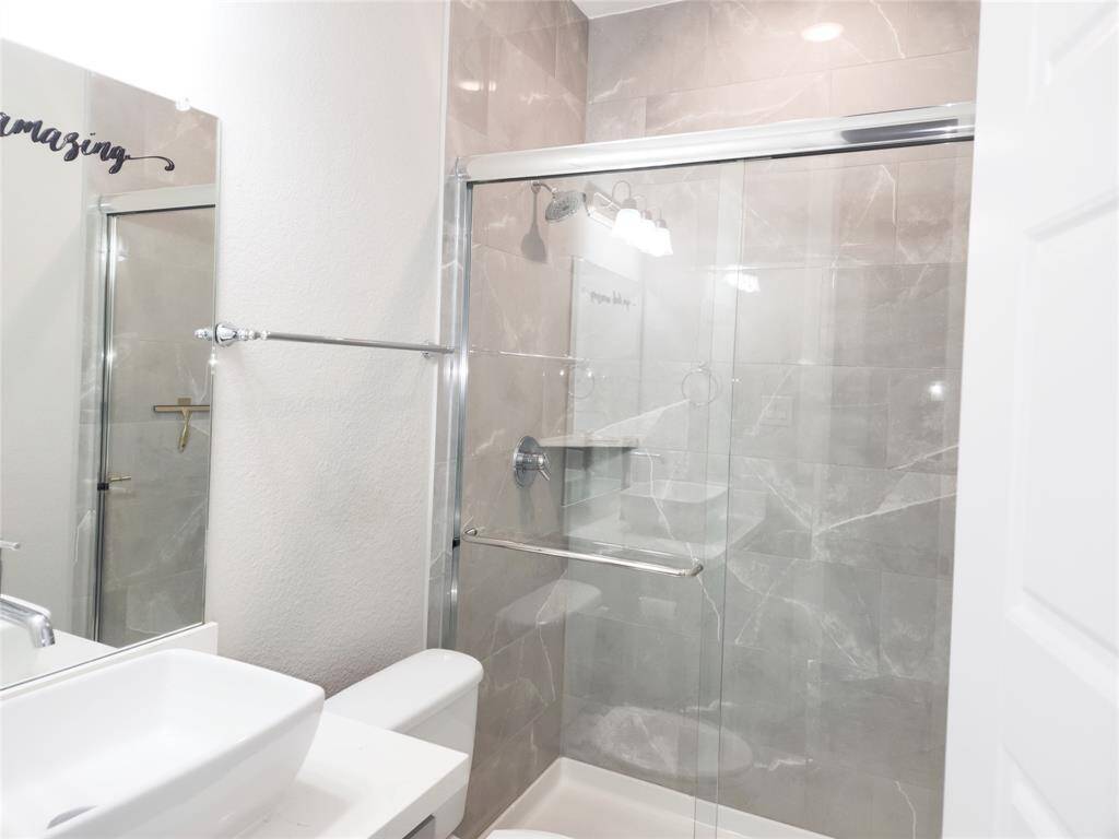 Secondary bathroom, on first floor showcase over top sink and beautiful finishes.