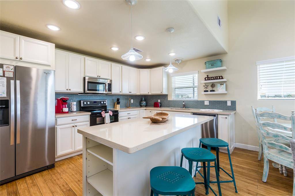 Kitchen w/ island
