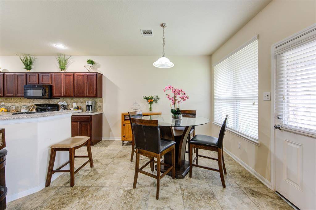 Spend mornings in the breakfast area.
