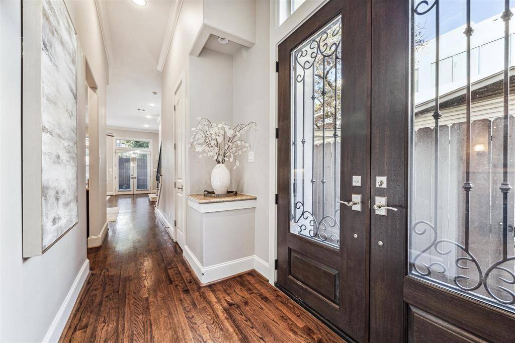 Elegant double doors, wood flooring, High ceiling and decorative nook, welcomes you home.