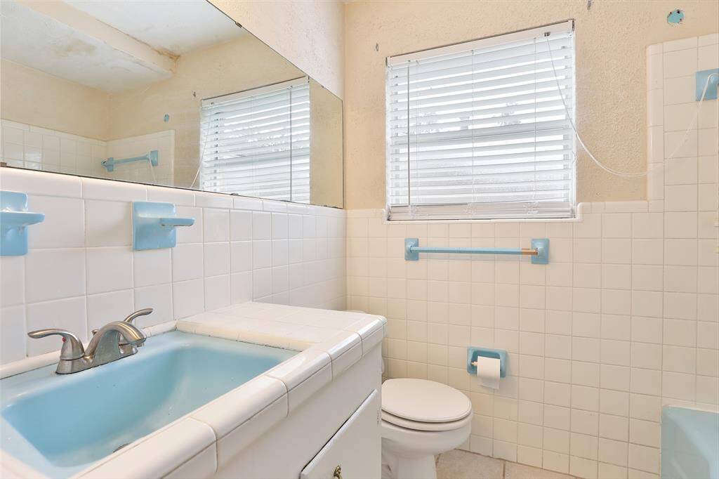 Downstairs bathroom that is situated between the 2 downstairs bedrooms.