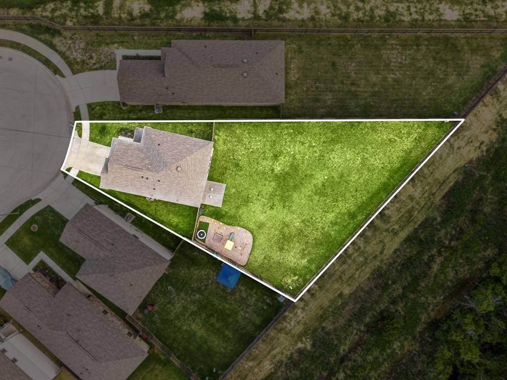 This home sits on a large lot with ample yard space in front and the back, lush landscaping and a well-maintained yard. Plenty of space to accommodate guest parking and situated on a quiet cul-de-sac street in the Katy Manor community.